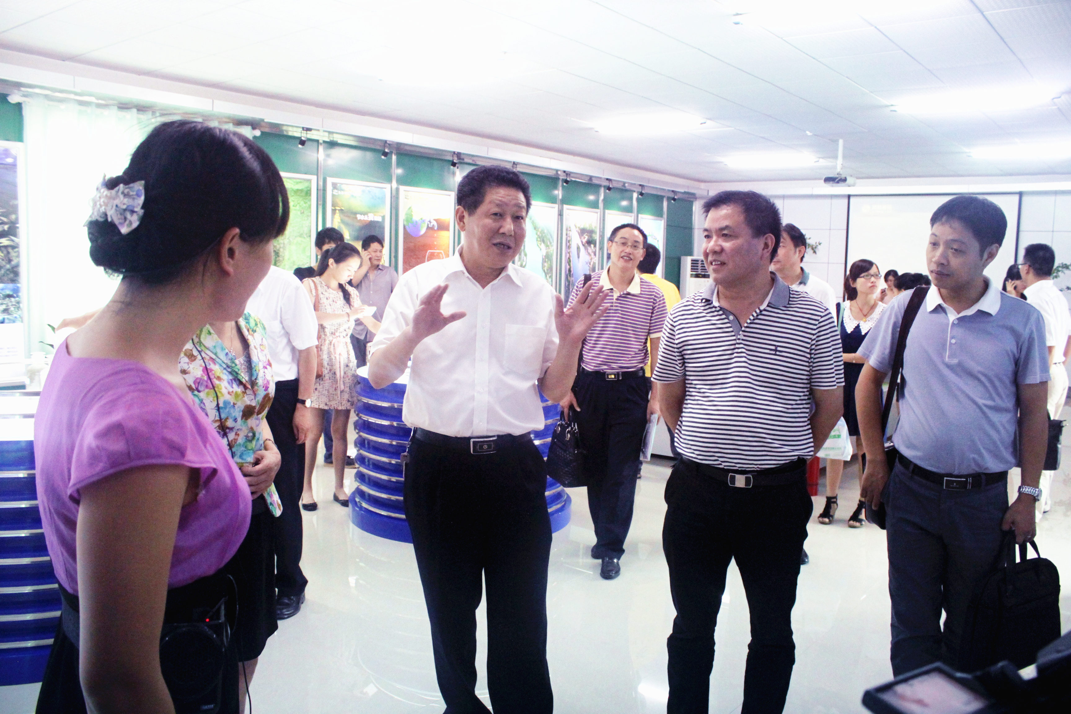 2012年8月，省委宣傳部紀檢組長(cháng)肖君華在時(shí)任市委常委，宣傳部部長(cháng)錢(qián)德喜的帶領(lǐng)下蒞臨公司視察.JPG