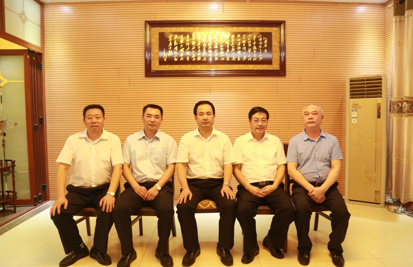 2016年9月，時(shí)任市委常務(wù)副市長(cháng)楊親鵬等領(lǐng)導蒞臨公司指導.JPG