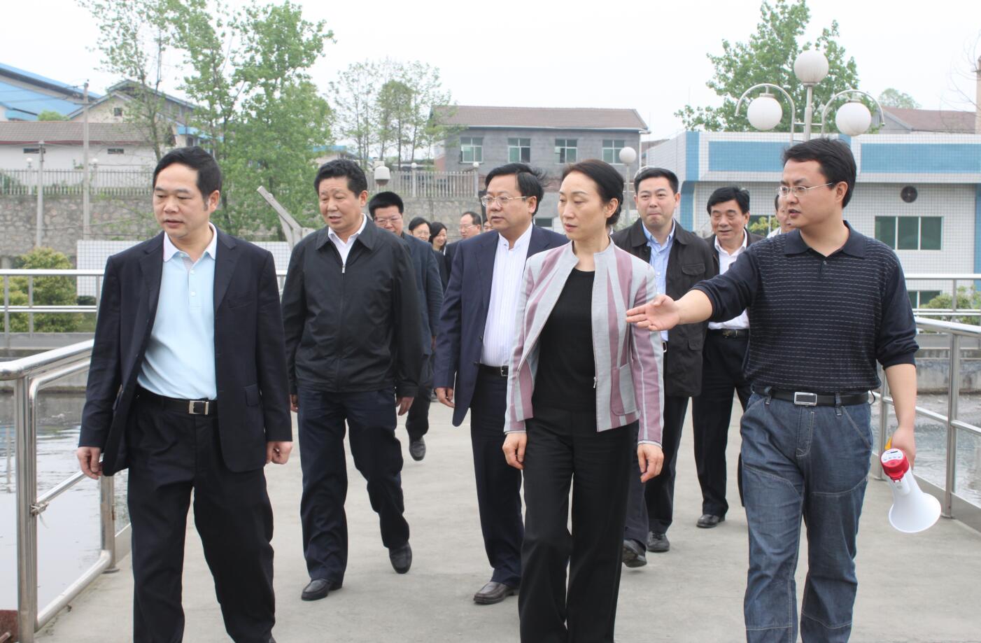 2011年4月，省政協(xié)主席，時(shí)任省委常委、統戰部部長(cháng)李薇薇來(lái)公司視察.JPG